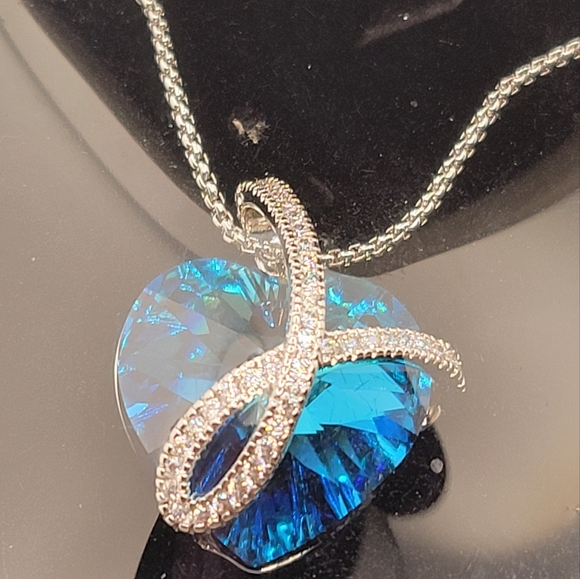 SWAROVSKI  CRYSTALS Elegant Blue Heart Pendant Necklace - Picture 1 of 5